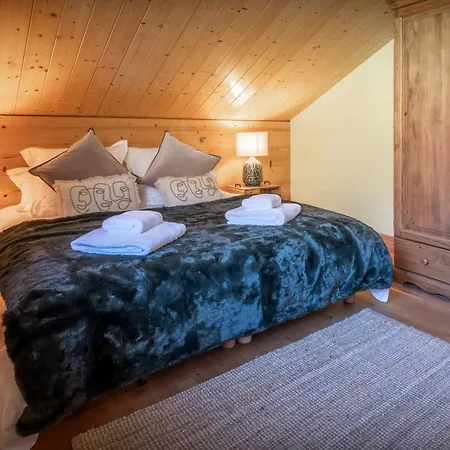 Antigone - Ovo Network Chalet